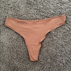 No show thong nude/tan